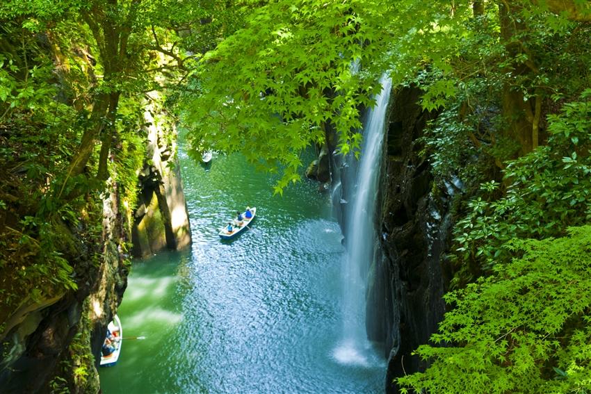 對長輩來說,漫步溫泉鄉、欣賞山海景色是難得的放鬆時光;親子族群則喜歡搭乘特色列車、探索自然景觀。(圖/雄獅旅遊官網)