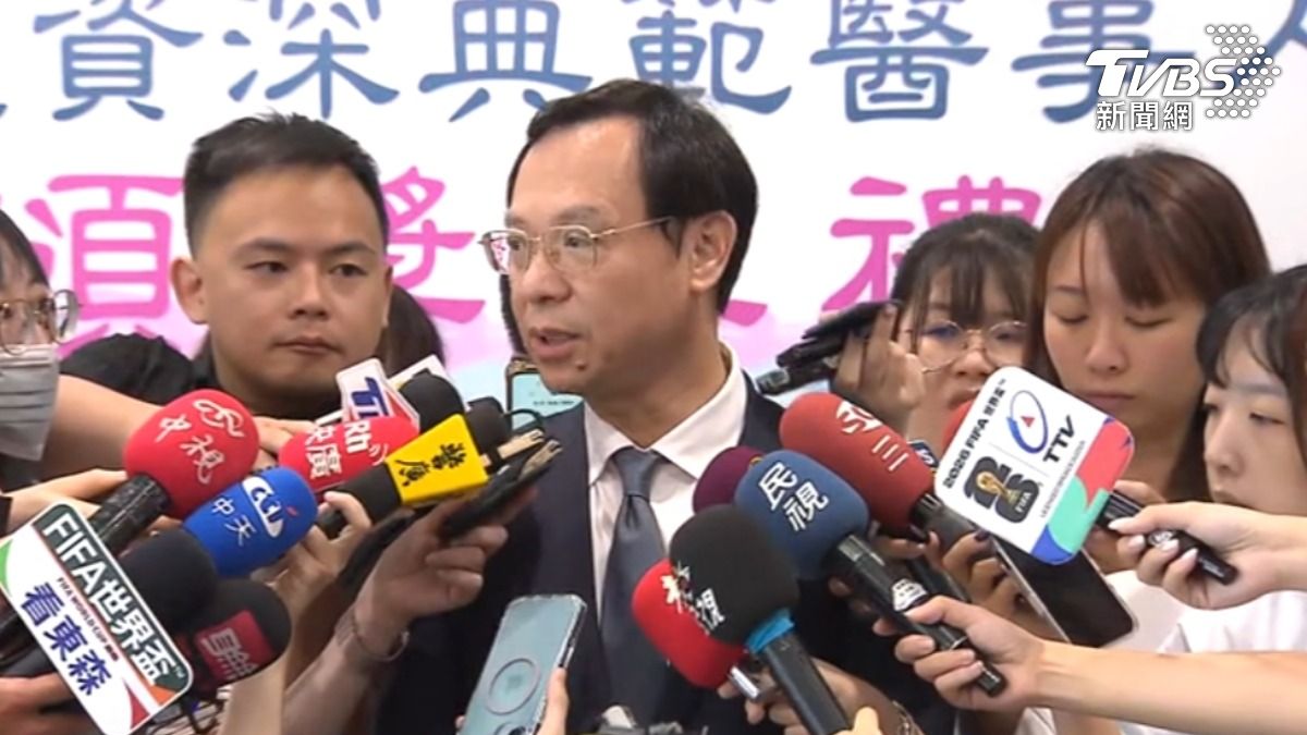 衛福部長石崇良出面澄清,重申重新上架政策是基於市場需求與合法權益,並以國人健康為最高考量。(圖/TVBS)