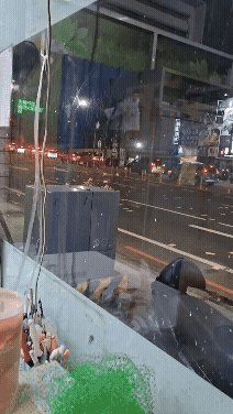 出現詭異金紙龍捲風。(圖/民眾提供)