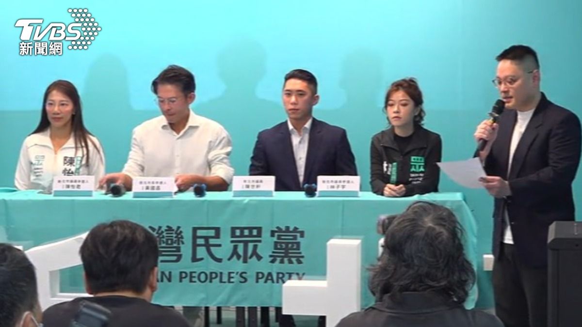傳出民眾黨有意趁藍營地方分裂之際,推派前昌辦發言人戴于文(最右邊)空降參選花蓮市長。(圖/TVBS)
