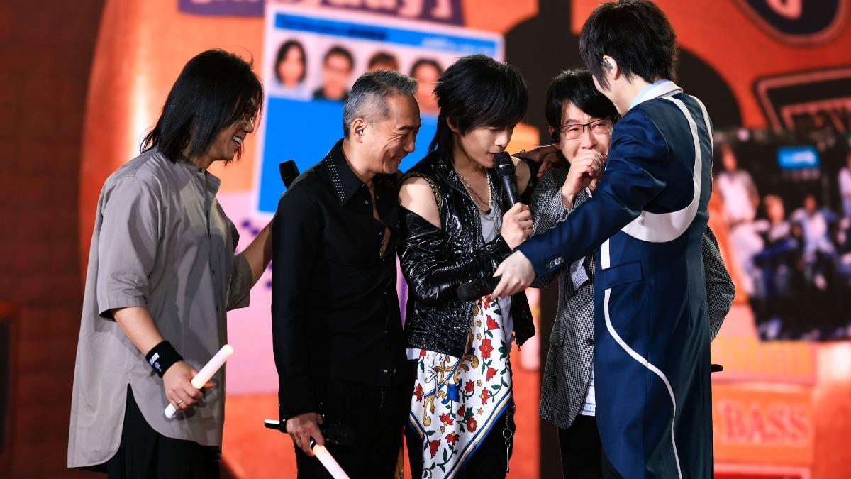 冠佑（右二）感傷落淚，團員上前安慰他。（圖／相信音樂提供）