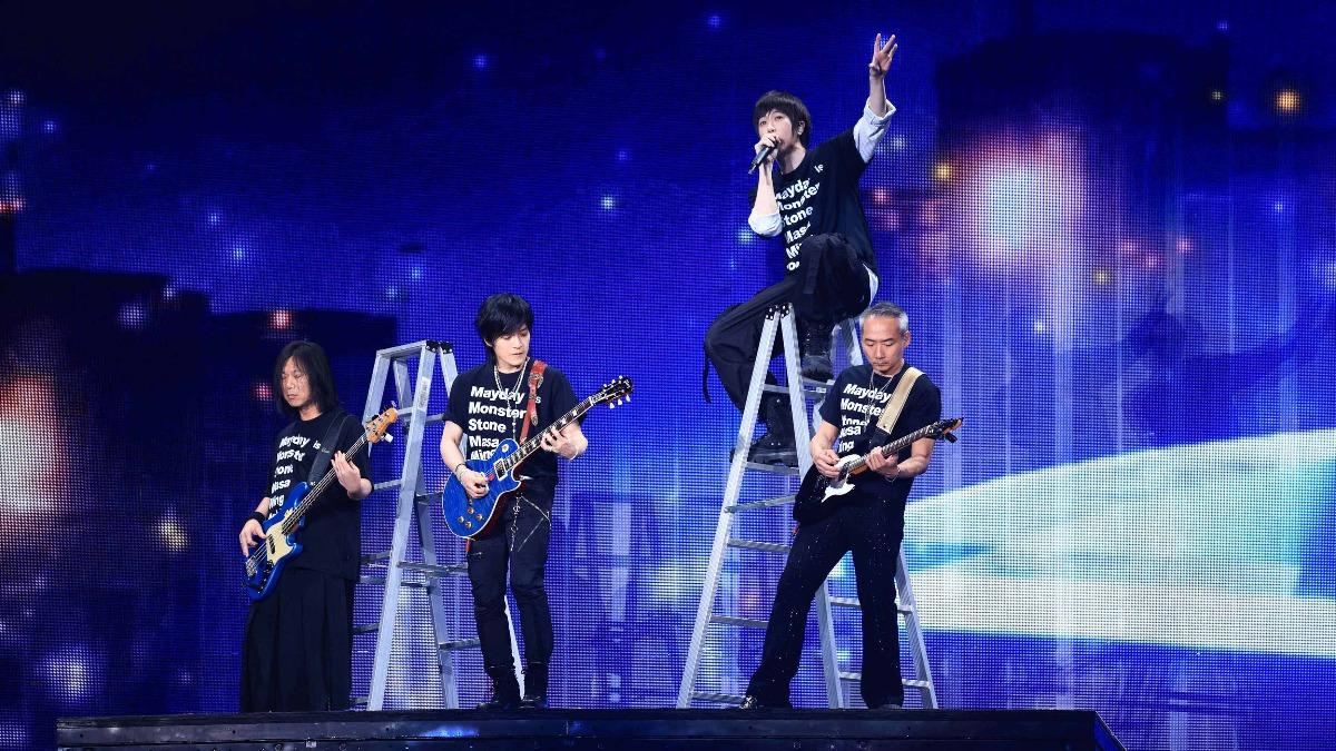 五月天復刻21年前在台北101的「頭頂天空昇空演唱會」。（圖／相信音樂提供）