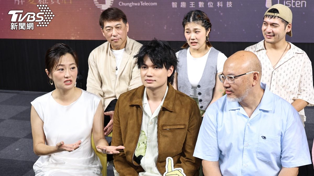 趙小僑(下排左一)最近被女兒「黏」上。(圖/經紀人修毅提供)