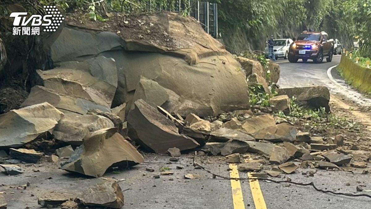 豪雨轟山區!鹿谷往溪頭「休旅車大巨石」崩落 雙向一度中斷