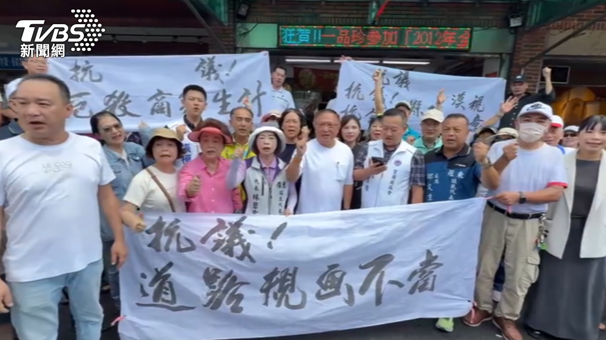 受影響居民拉起白布條抗議,直批重新規劃後的道路,反而更危險。(圖/TVBS)
