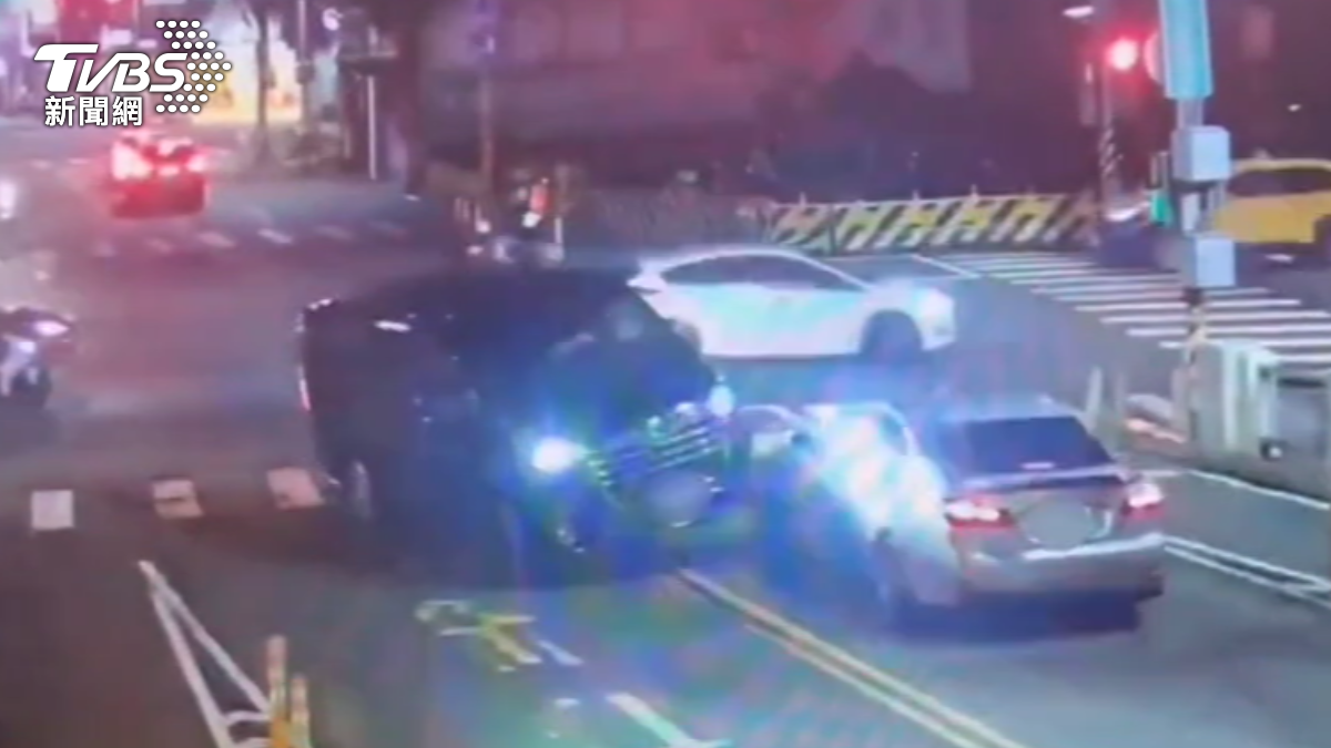 黑色廂型車在復興路右轉進入三民路橋時,突然失控逆向,連續擦撞三輛轎車才終於停下。(圖/TVBS)