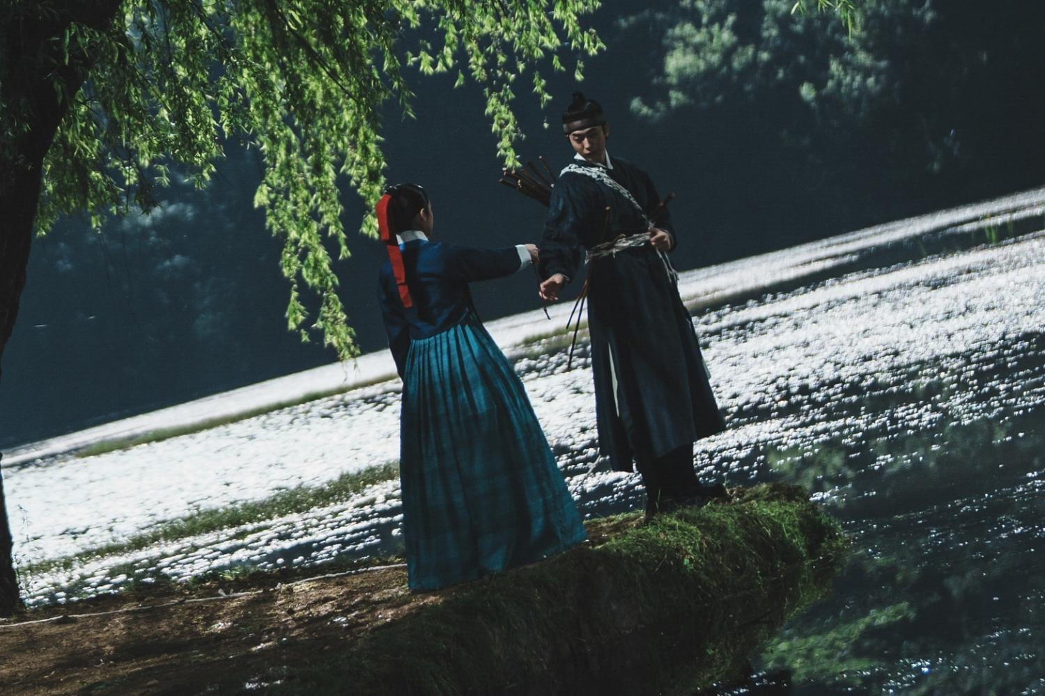 南柱赫、盧允瑞在陰謀重重的宮中要解開鬼魂之謎。（圖／Netflix提供）