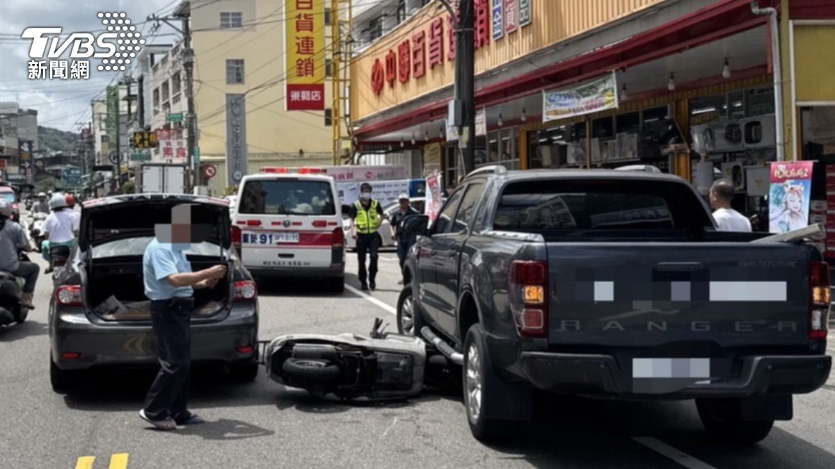 賣場騎出來就撞!台中機車撞擊滑衝路旁貨車底 騎士送醫