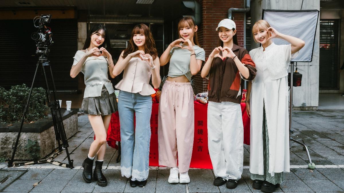 范姜彥豐無懼前妻粿粿陰影　琳妲、瑟七率啦啦隊女神包圍