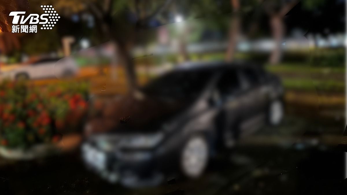 高雄某公園轎車停放過久　破窗驚見女屍