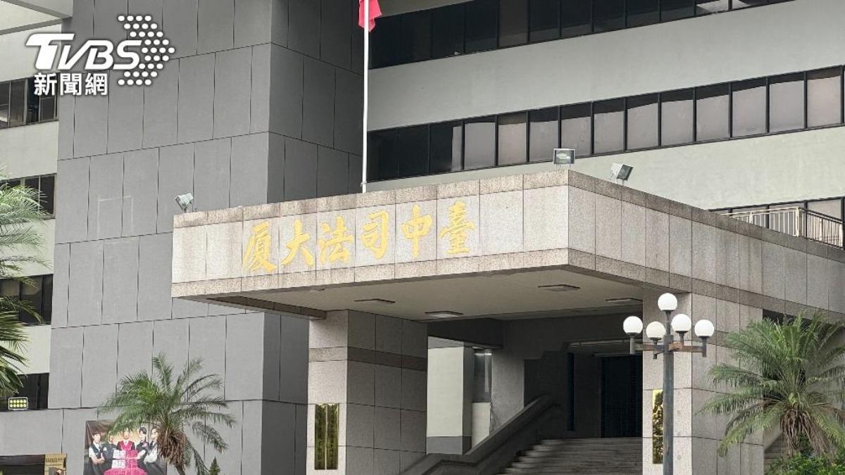 腰間插4把刀逛超商！台中男瞎扯：帶去廟裡求平安