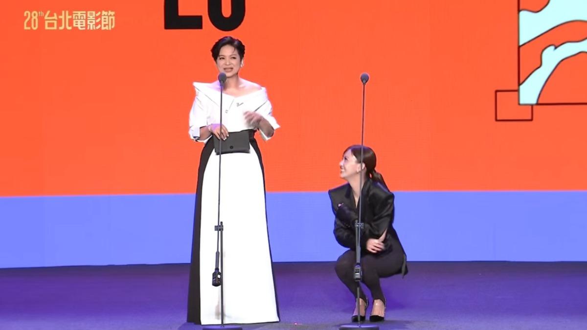陳意涵因多次卡詞而蹲下身來,顯得相當懊惱。(圖/翻攝自YT@台北電影節 Taipei Film Festival)