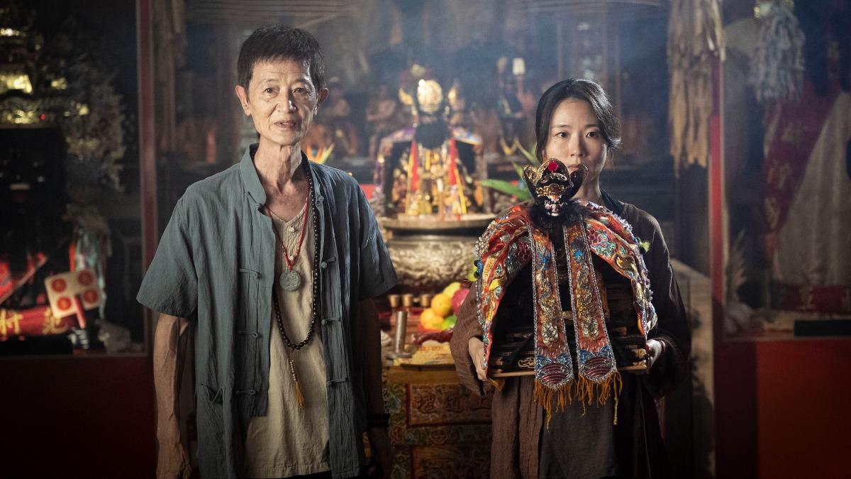 《粽邪4:坤蒂拉娜》許安植飾演的佳敏(右)帶著魁爺一起到印尼去,跟坤蒂拉娜對決。(圖/華影提供)