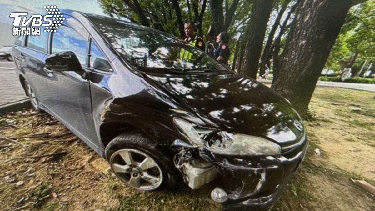 休旅車撞擊機車騎士後一路逃逸,最終失控撞牆後將車輛停在公園內逃離現場。(圖/TVBS)