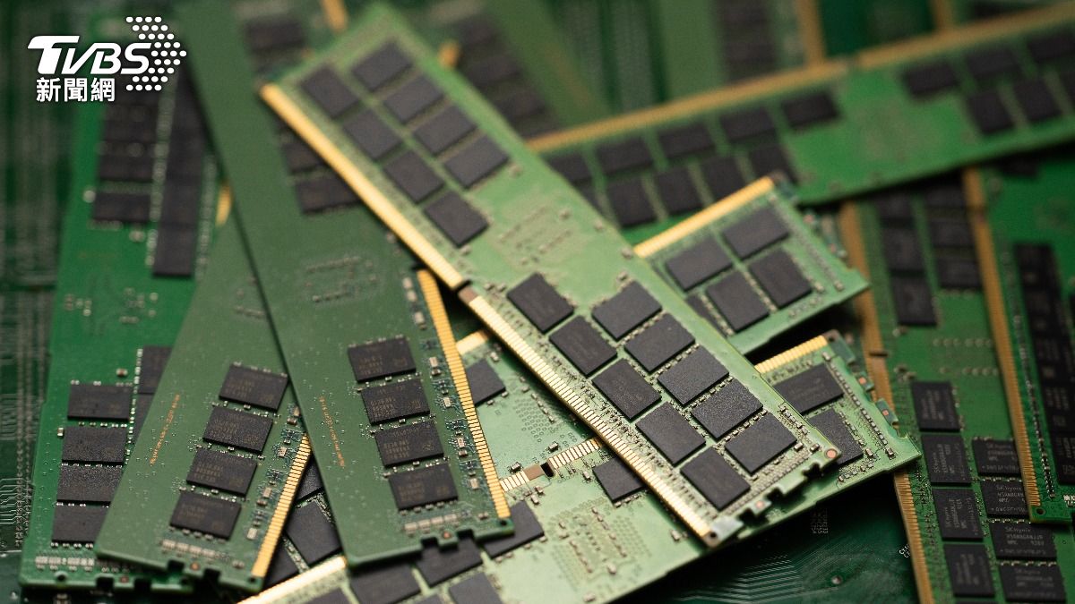 AI高度需求導致全球記憶體短缺，推高消費性電子產品價格。（資料圖／達志影像Shutterstock）