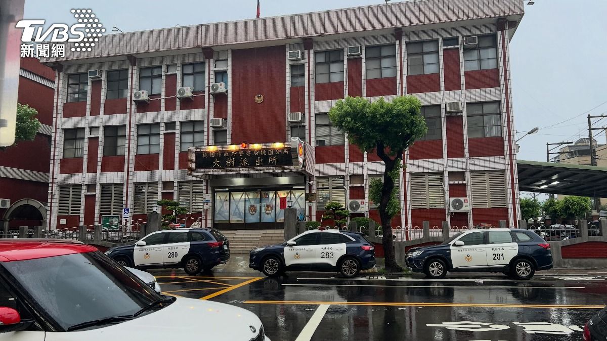 颱風天車突故障,滑行到派出所後門,控警拒協助,駕駛冒雨趴地維修。(圖/TVBS)