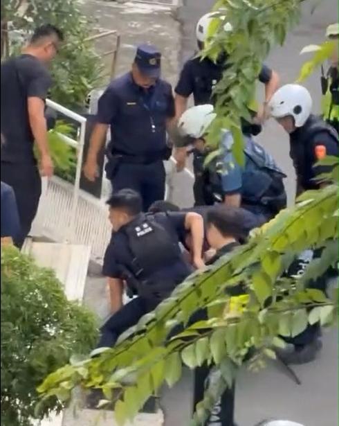 員警果斷開槍,後使用警棍將嫌犯制伏,戒護送醫。(圖/Threads asd1123098授權)