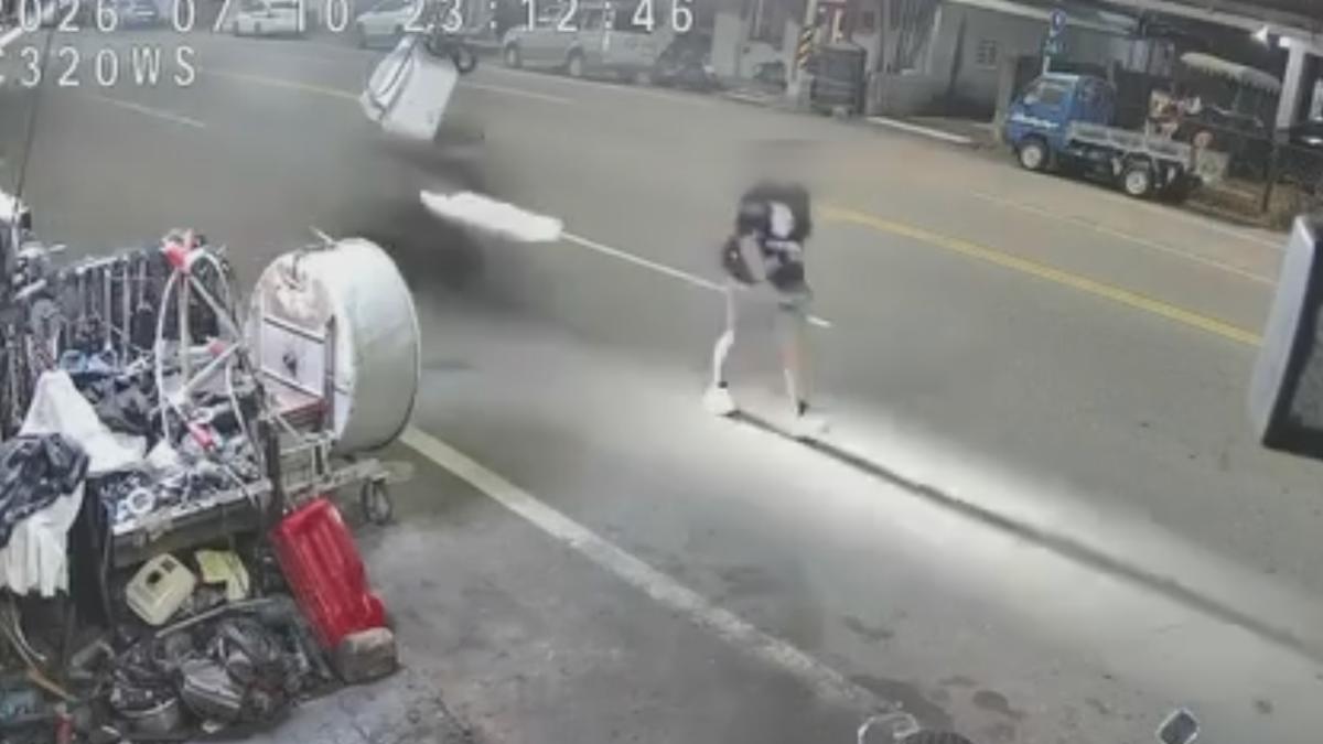 黑衣女子原本行走在外側車道,突然遭到撞擊後被撞飛。(圖/翻攝Threads_deweitong)