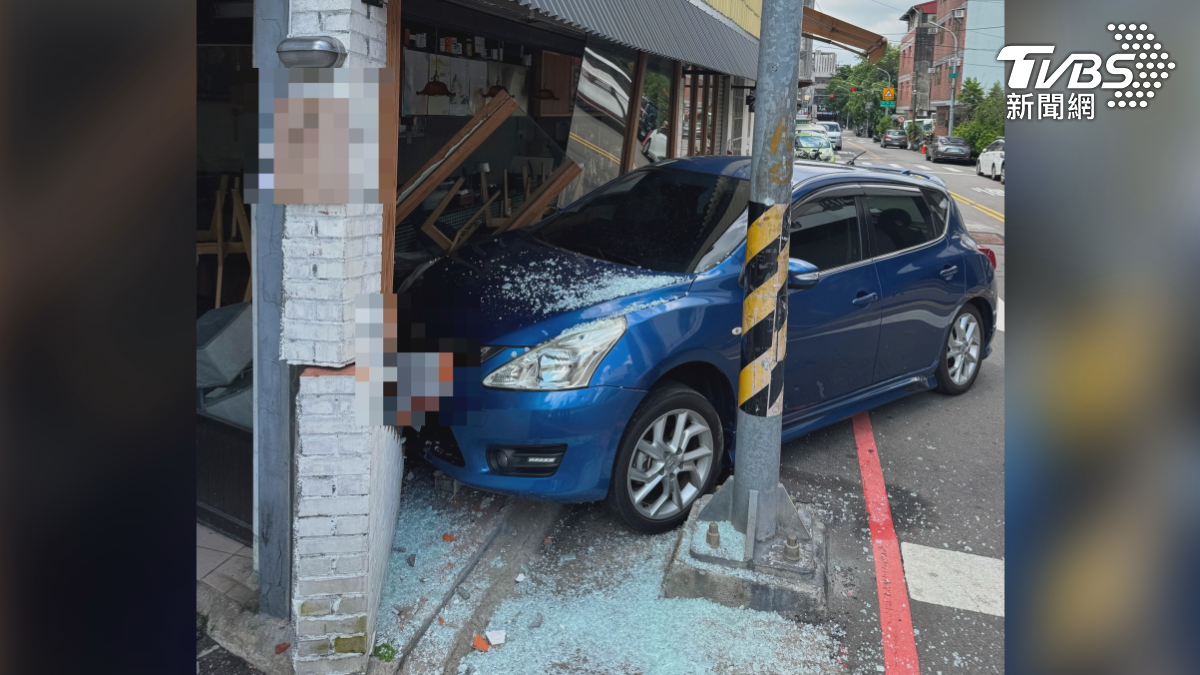台中一名23歲黃姓男子首次駕車上路,嘗試路邊停車時不慎撞上空心磚,導致車輛暴衝直接撞進一旁居酒屋。(圖/TVBS)
