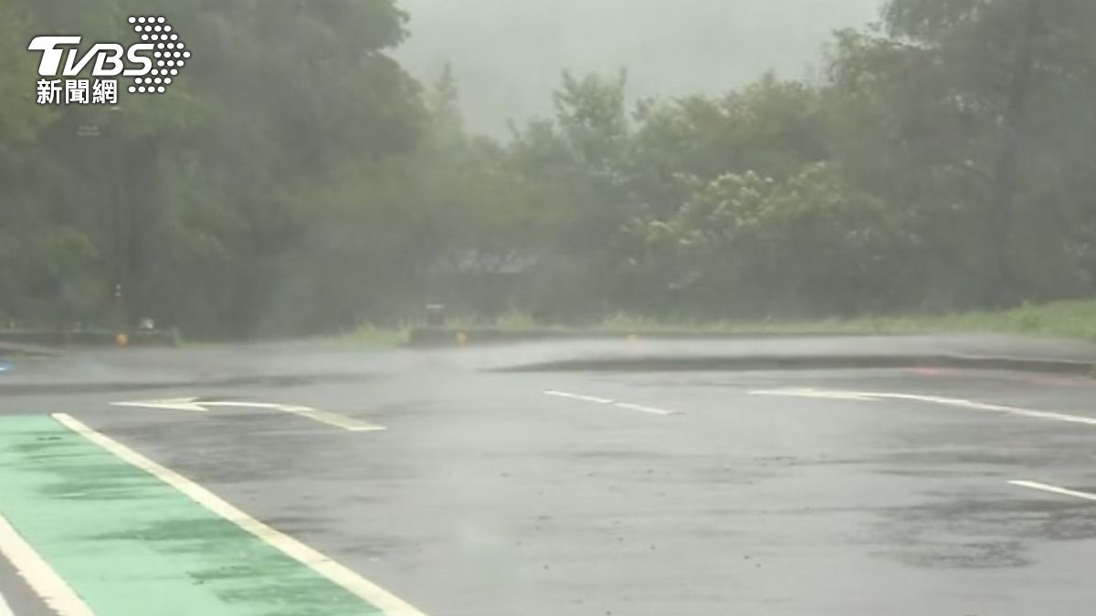 山區路段在強降雨後容易發生落石與倒樹,民眾上山前務必三思。(圖/TVBS)