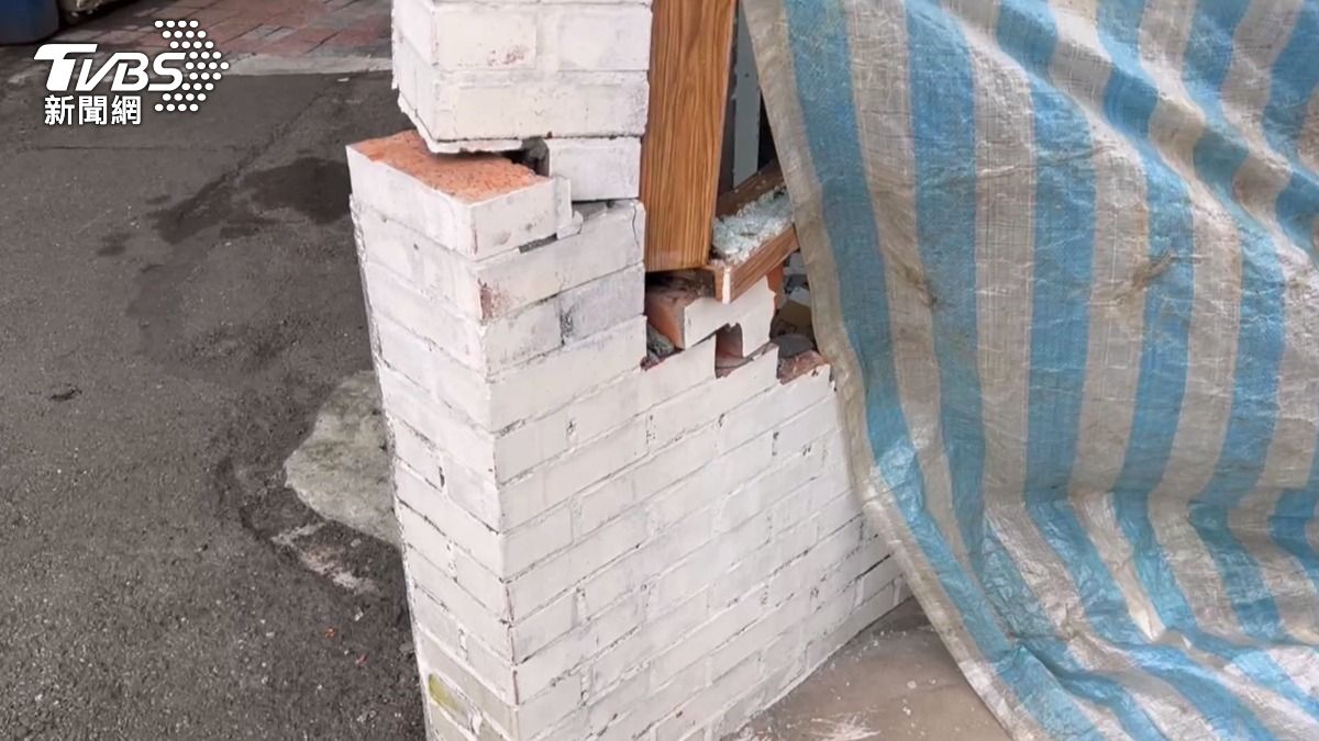 店家柱子被撞歪,牆面和玻璃都毀損,現場一片狼藉,緊急用帆布遮蓋。(圖/TVBS)