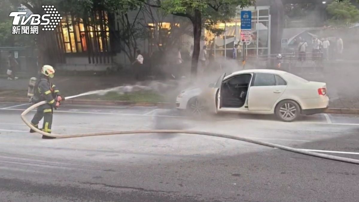 快訊／南港捷運站旁小客車引擎蓋冒煙　警消射水撲滅無人傷