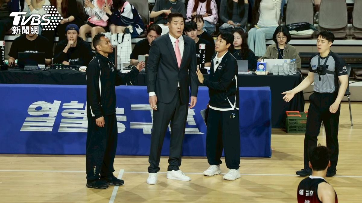 場邊的徐章勳已經不是「綜藝咖」，而是鐵血籃球教練。（圖／黃城碩攝）