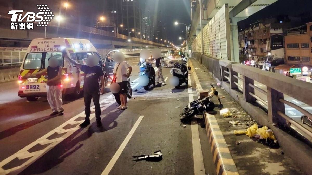 新北大漢橋嚴重車禍!機車猛撞噴飛汽車道 2人重傷留一灘血