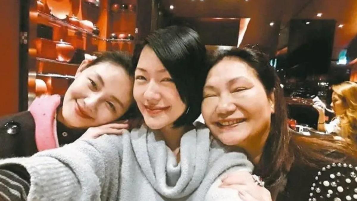才憂淪落街頭!S媽現蹤上海散心 小S陪伴暫拋遺產紛擾
