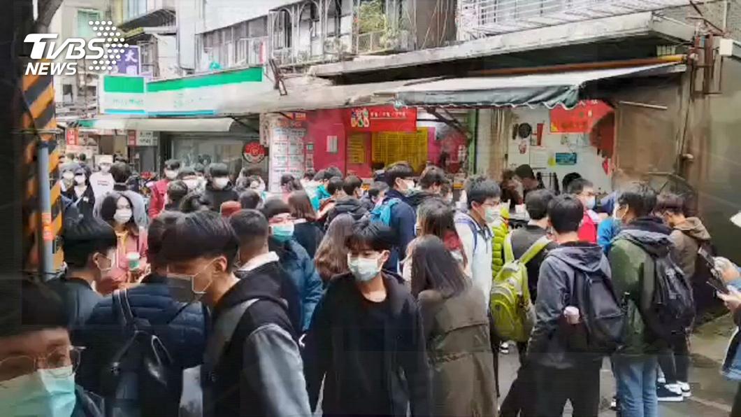 尖峰時刻擠進捷運、公車,或者逛展覽、觀光夜市時,眾人肩膀貼肩膀、手臂碰手臂,香水、食物氣味與汗味混在一起,經常讓人想立刻逃離現場。(圖/TVBS)