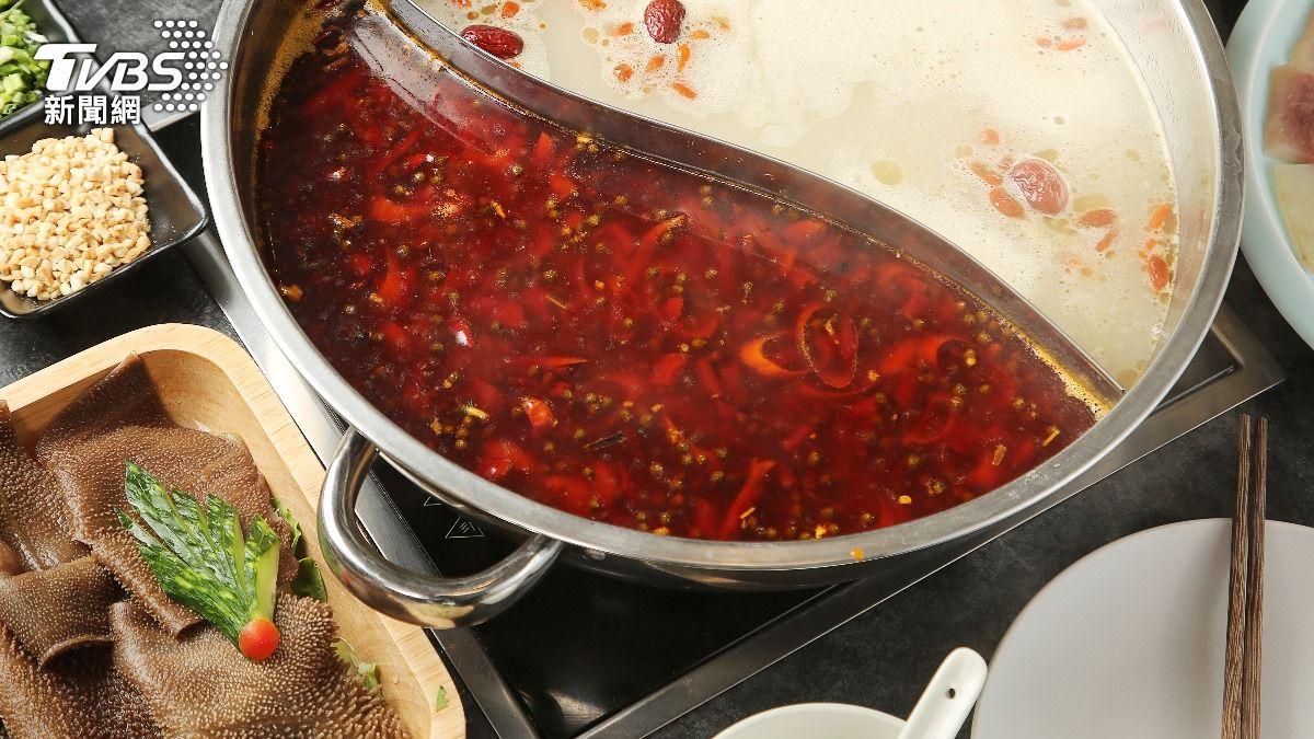 台灣人一年四季都愛吃鍋、喝湯,但大熱天挑戰火鍋、拉麵或熱湯料理,真的很考驗耐熱能力。(示意圖/達志影像shutterstock)