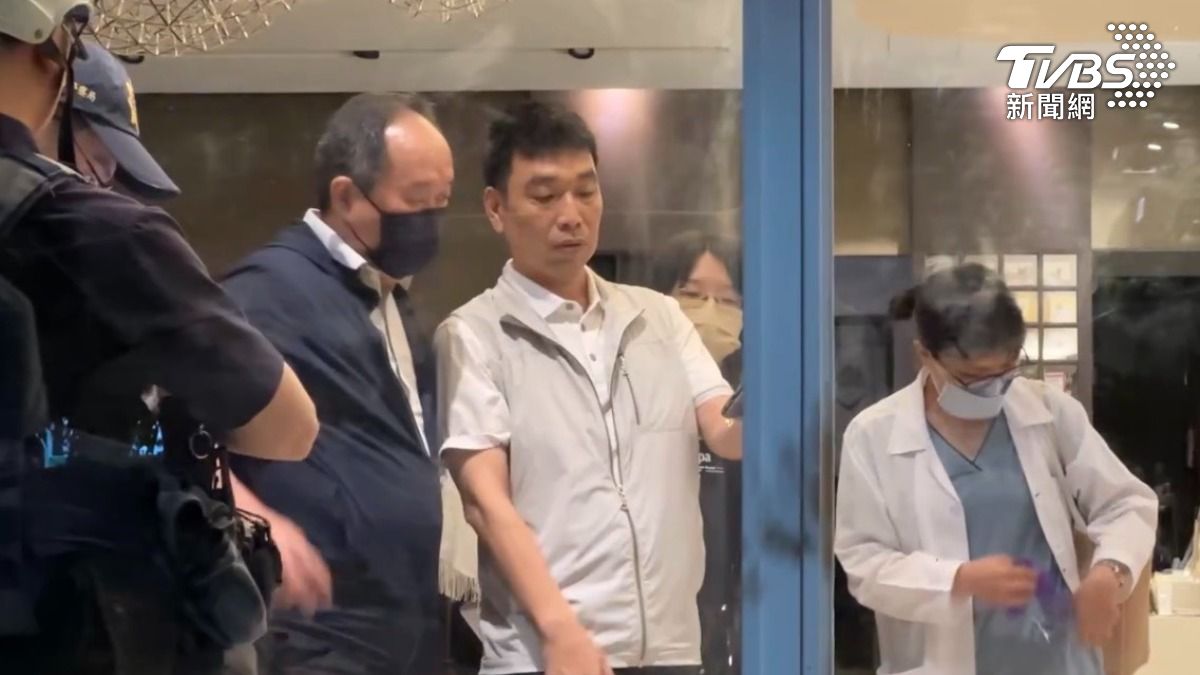 新竹地檢署檢察官晚間前往現場勘查。(圖/TVBS)