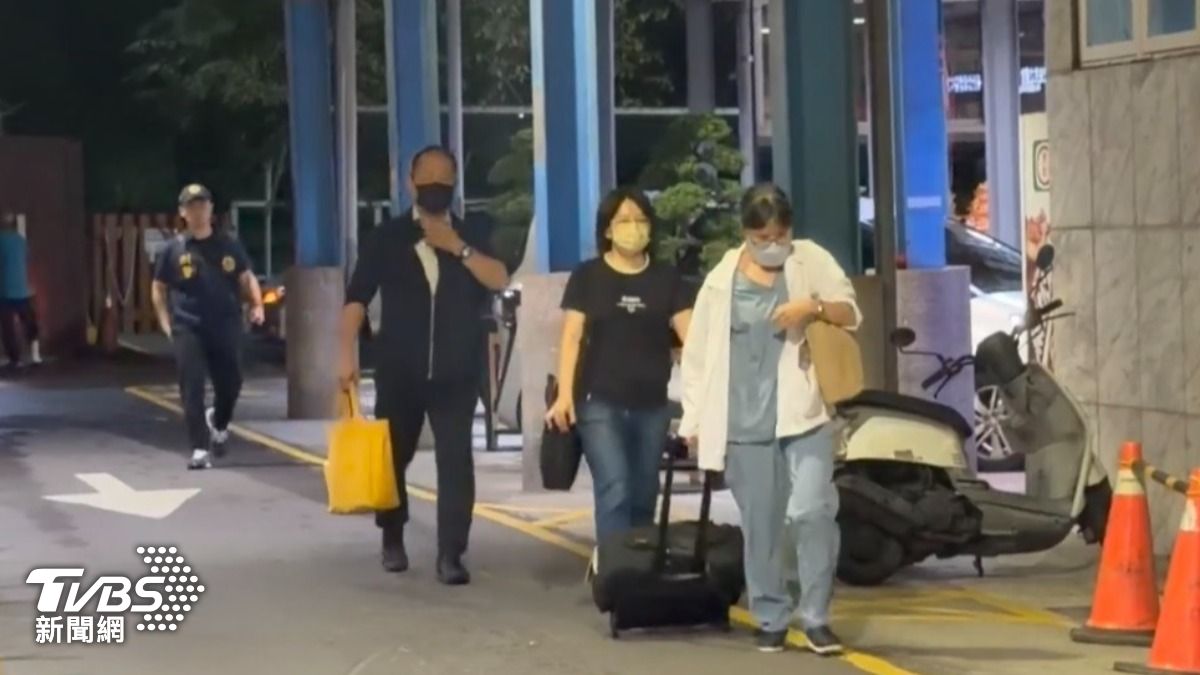檢察官會同法醫至殯儀館相驗。(圖/TVBS)