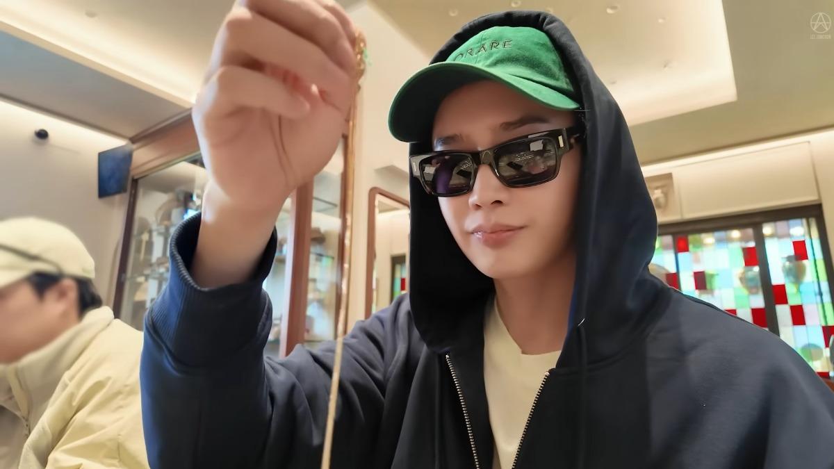 李鍾碩當時在義大利的一間珠寶店裡挑了鑽石項鍊送給造型師。（圖／翻攝自YT）