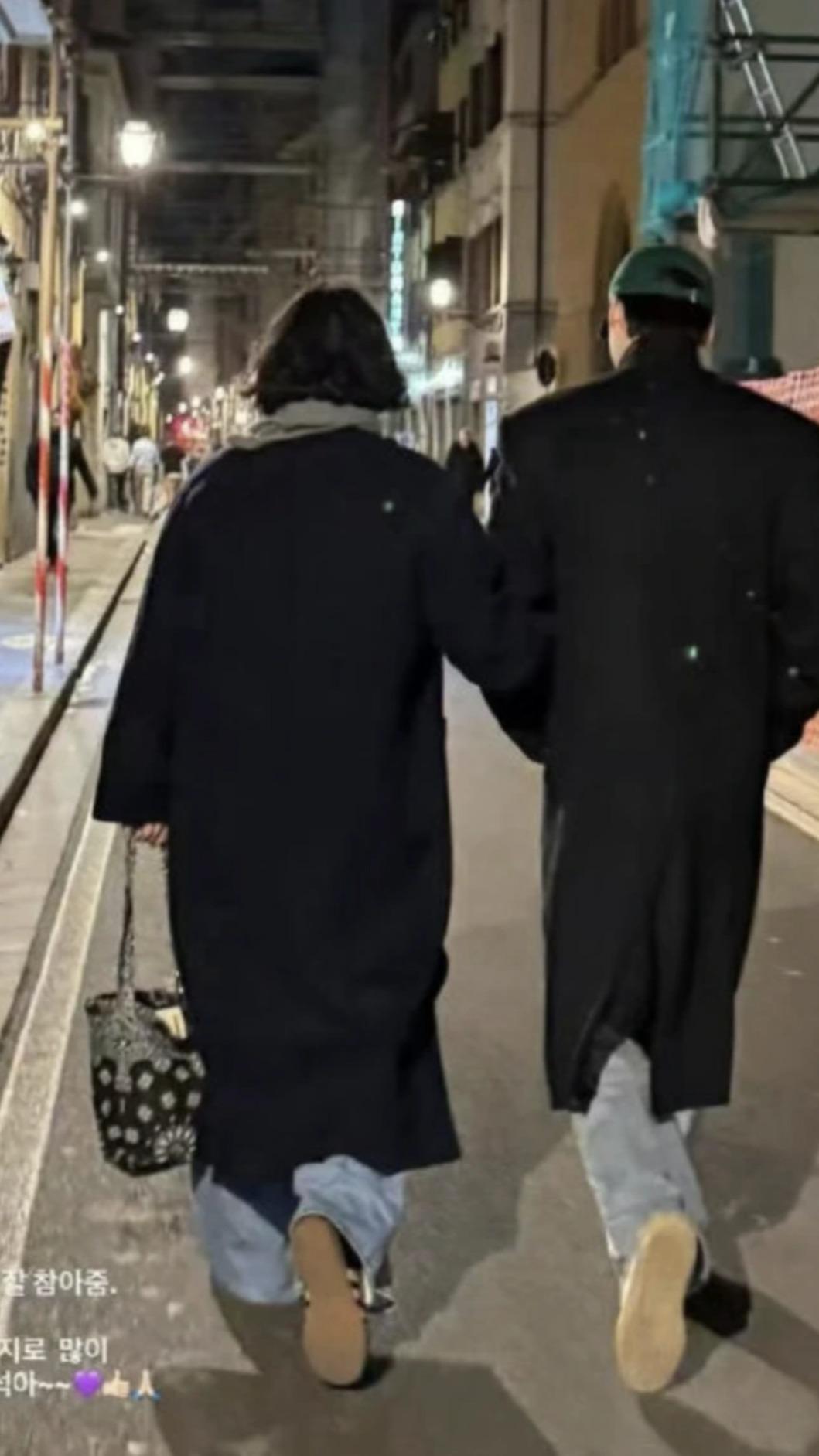 李鍾碩的造型師曾曬出與他勾手散步的畫面。（圖／翻攝自IG）