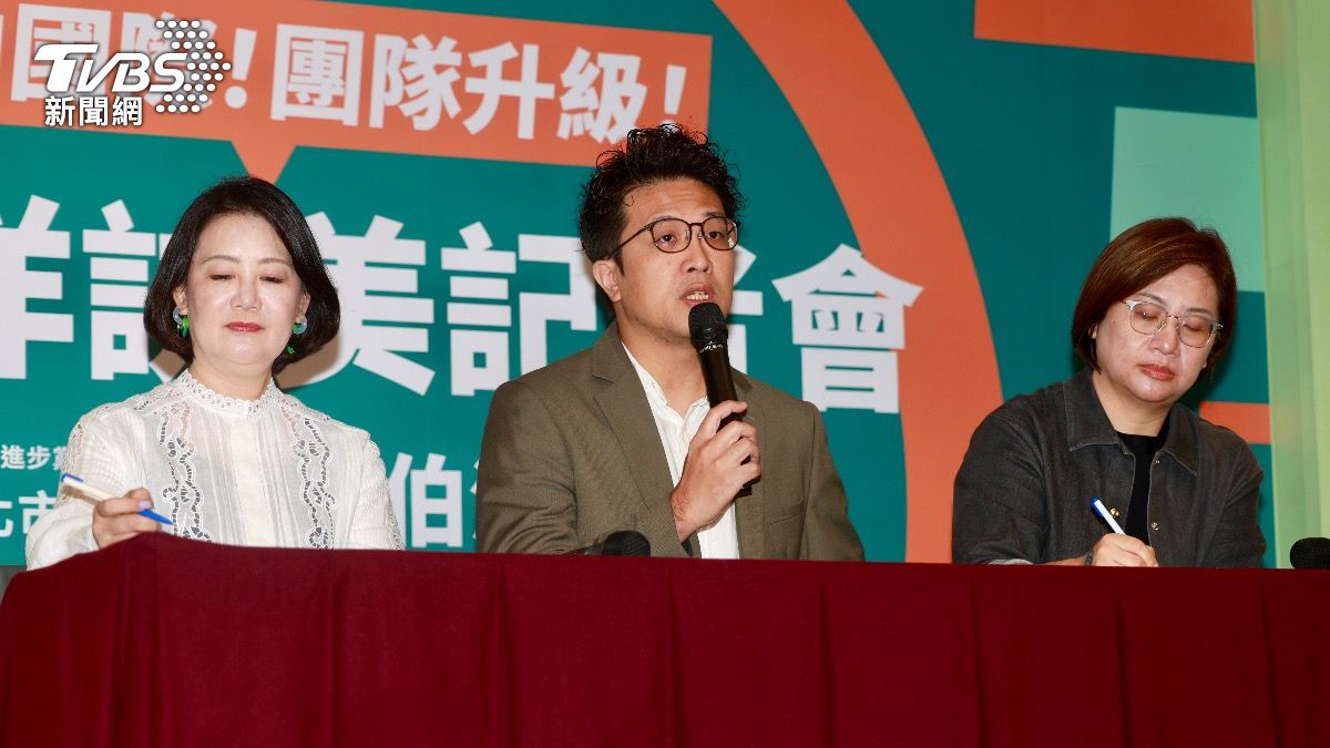 沈伯洋(中)15日與吳思瑤(左)、競選團隊政策組召集人陳培瑜一同舉行記者會。(圖/華子琛攝)