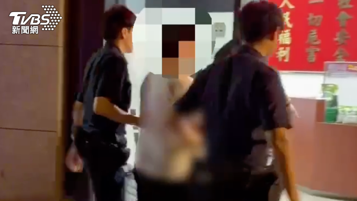 涉嫌詐欺、搶奪的張男被警方逮回警局。(圖/TVBS)