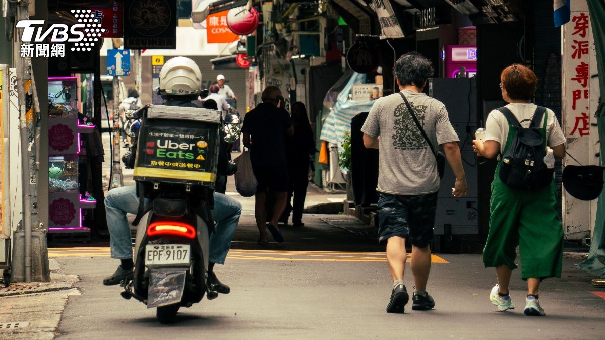 外送專法上路!平台擬向外送員收「媒合費」 挨批壓榨