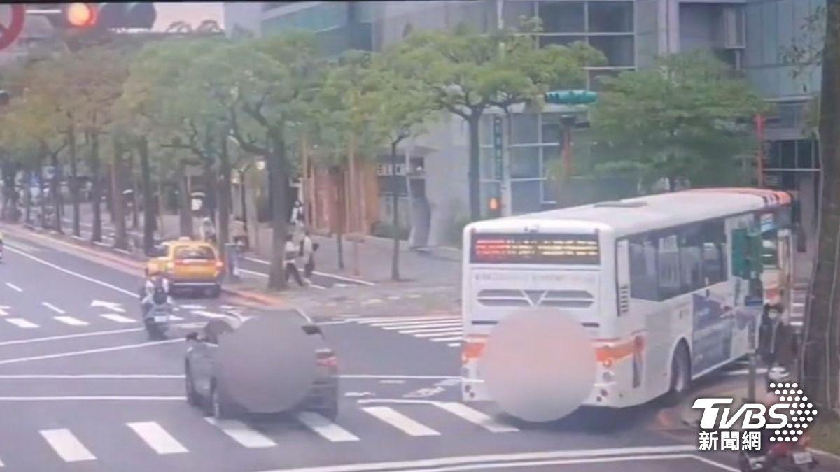 許多網友將矛頭指向交通部的道路設計,認為不少交通標誌、標線與速限規劃缺乏一致性,甚至容易讓用路人誤判。(圖/TVBS)