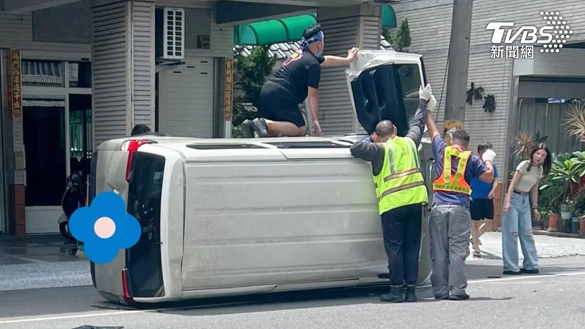 高雄旗山14日下午發生一起驚險車禍,48歲劉姓男子疑似毒駕逆向猛撞!廂型車翻覆民眾架梯救人(圖/TVBS)