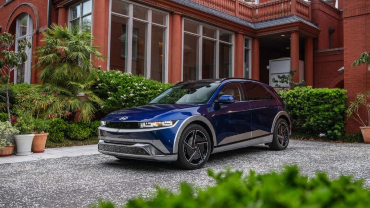 Hyundai與Kia緊急召回14輛EV車款，車主暫停室內停放並限制充電至80%。（圖／Hyundai）