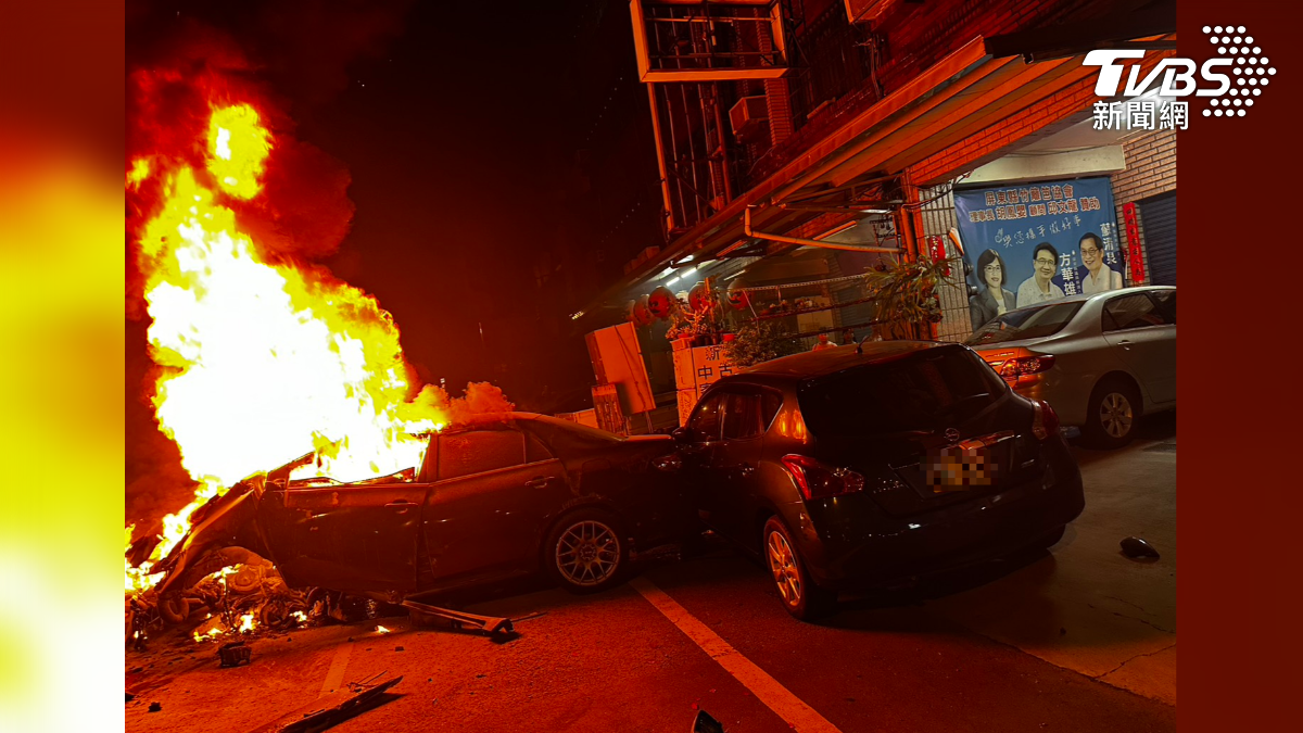 屏東和生路二段,深夜聽到引擎轟鳴,2車疑競速釀禍,黑色轎車自撞燒成廢鐵。(圖/TVBS)