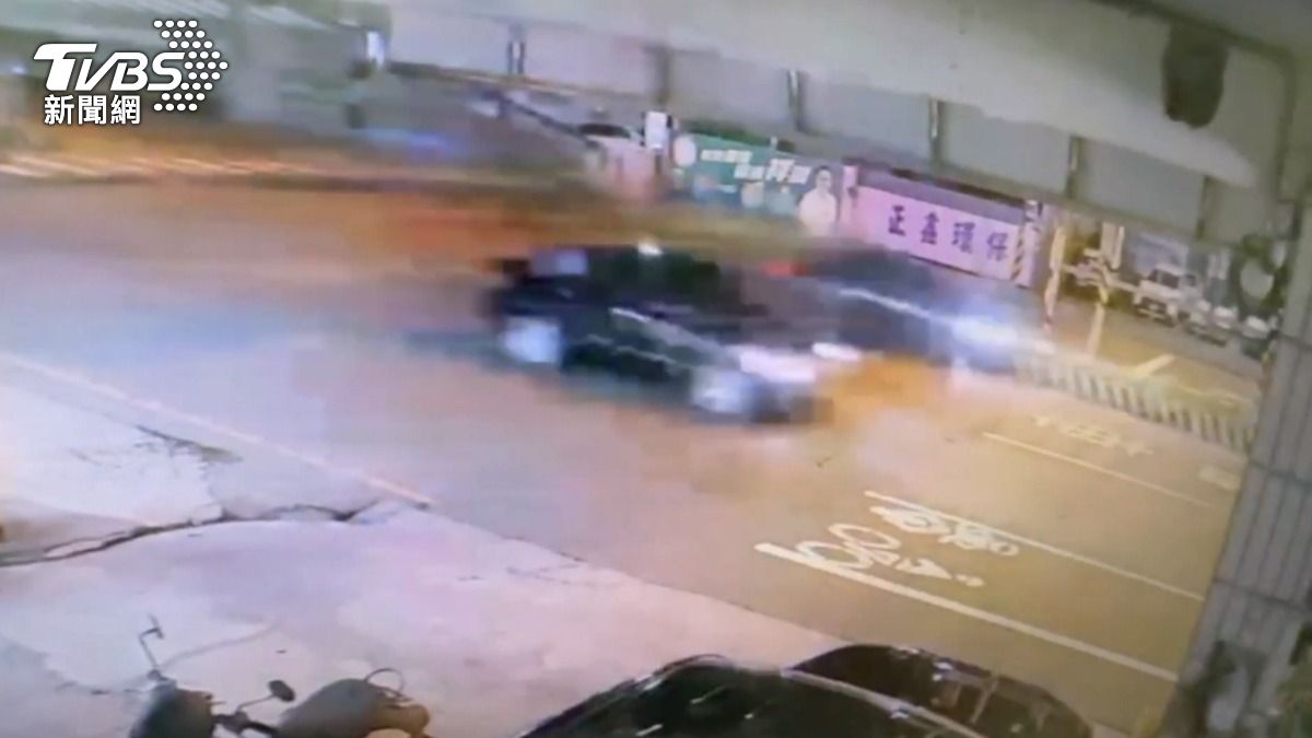 調閱監視器後發現,起火的黑色轎車疑似與另一部車輛在馬路上競速,兩車同時往前衝,結果轎車突然失控自撞分隔島,瞬間噴飛。(圖/TVBS)