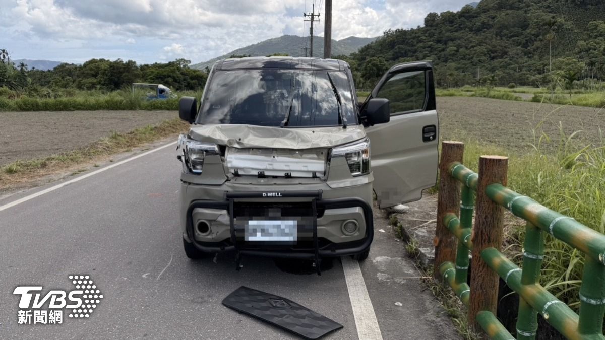 廂型車車頭凹陷。(圖/TVBS)