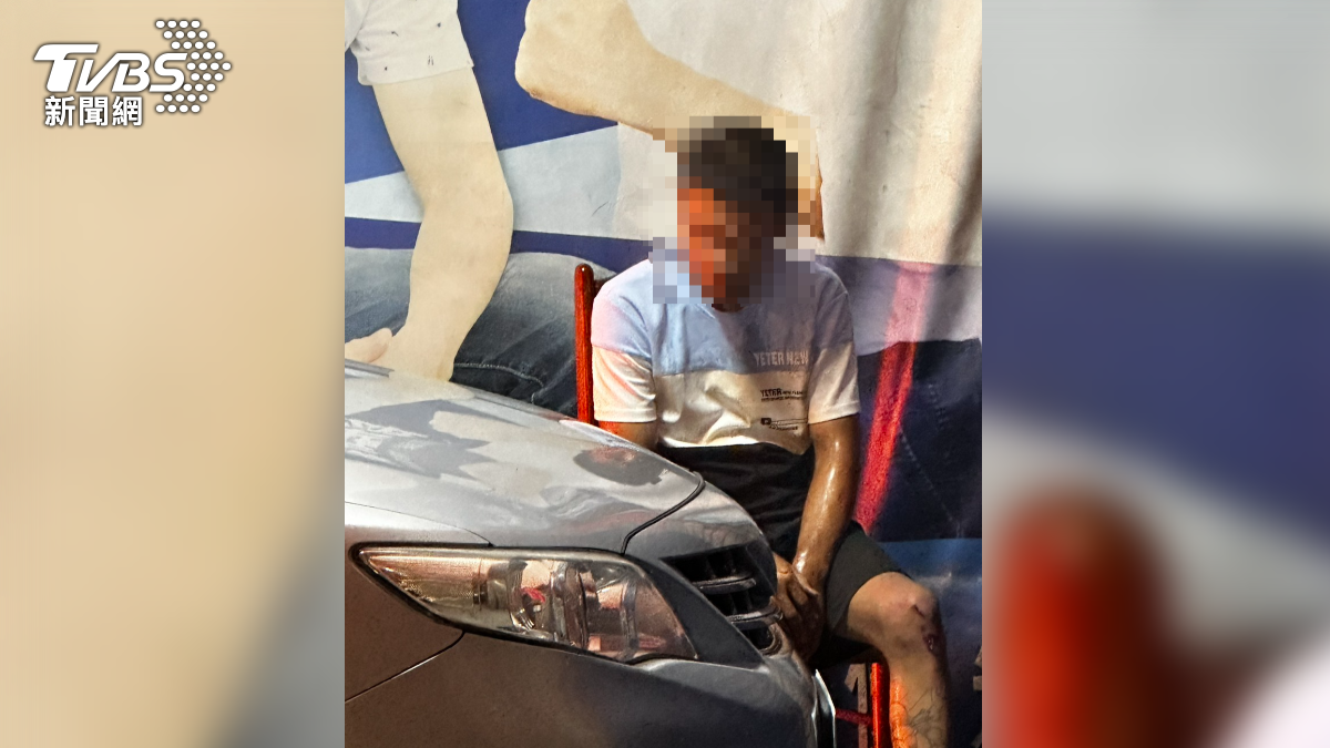 男駕駛從著火車輛中逃生後,疑似在現場來回踱步,講話卻很不自然,讓在場民眾懷疑可能涉及酒駕或毒駕。(圖/TVBS)