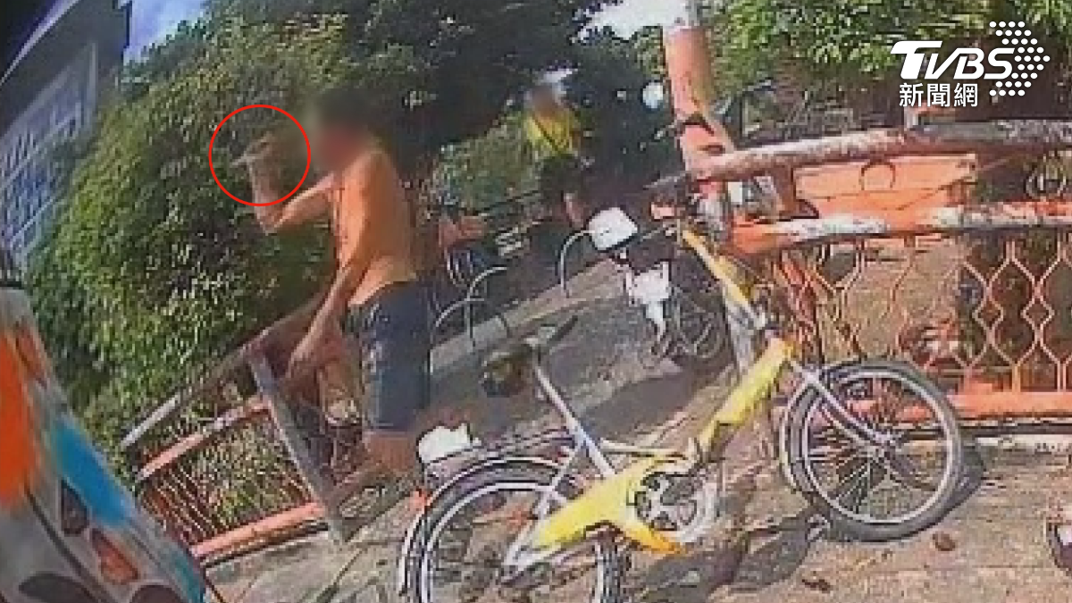 70多歲張姓老翁在闖攤位偷油煮飯!「瓦斯沒關」嚇壞人 下午又揮刀傷3女(圖/TVBS)