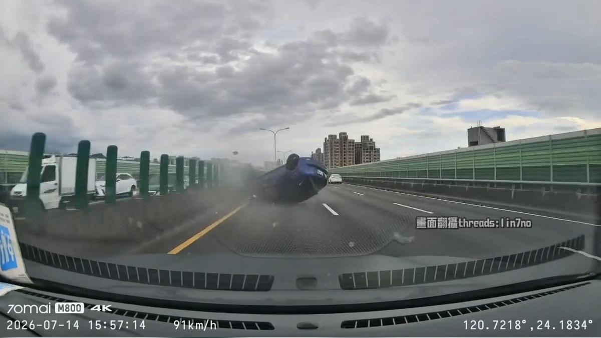 超車不成反自撞!台74線轎車「S型狂飆」翻覆 20歲駕駛僅擦傷。(圖/Threads lin7no)