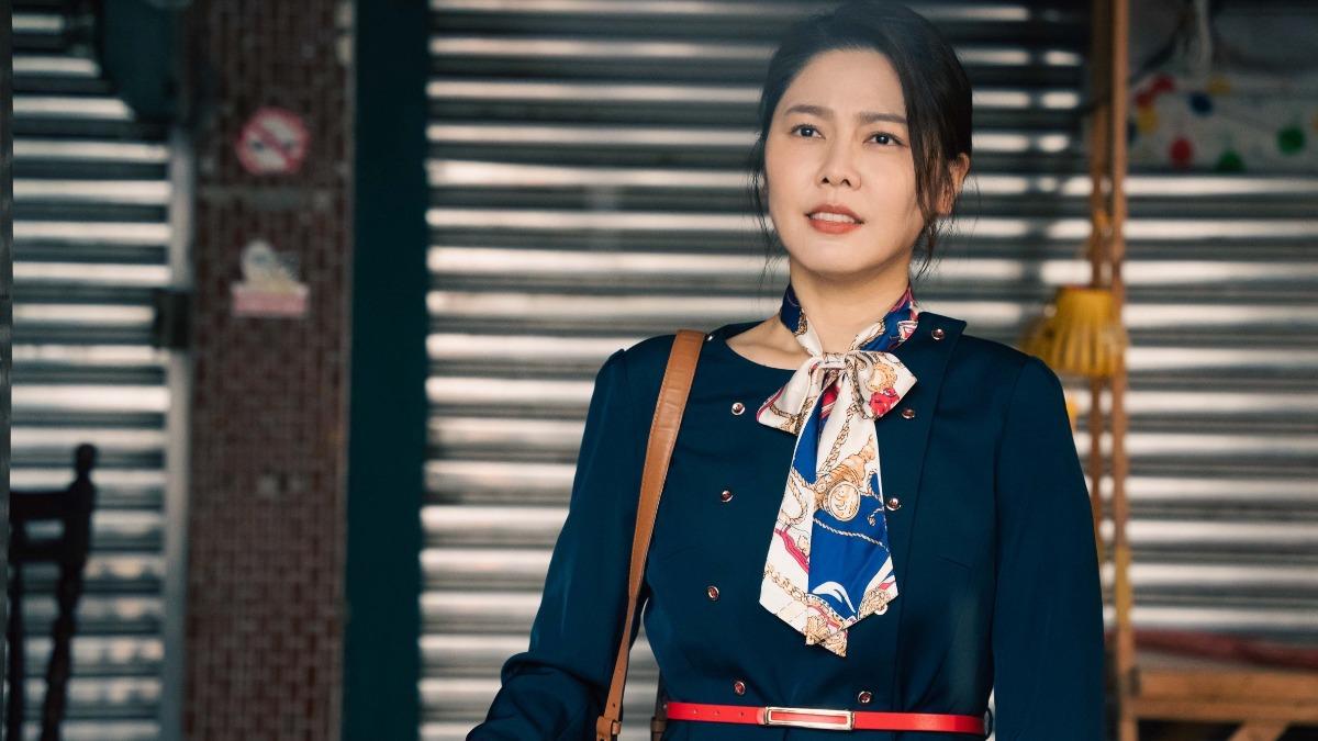 白家綺戲裡考上空服員,卻為了家人留下來。(圖/民視提供)