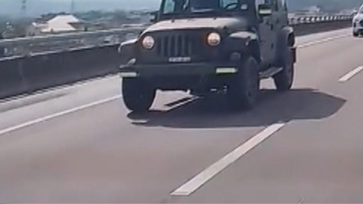 國道驚見軍車狂抖!前輪快飛出嚇壞用路人 軍方回應了。(圖/民眾提供)