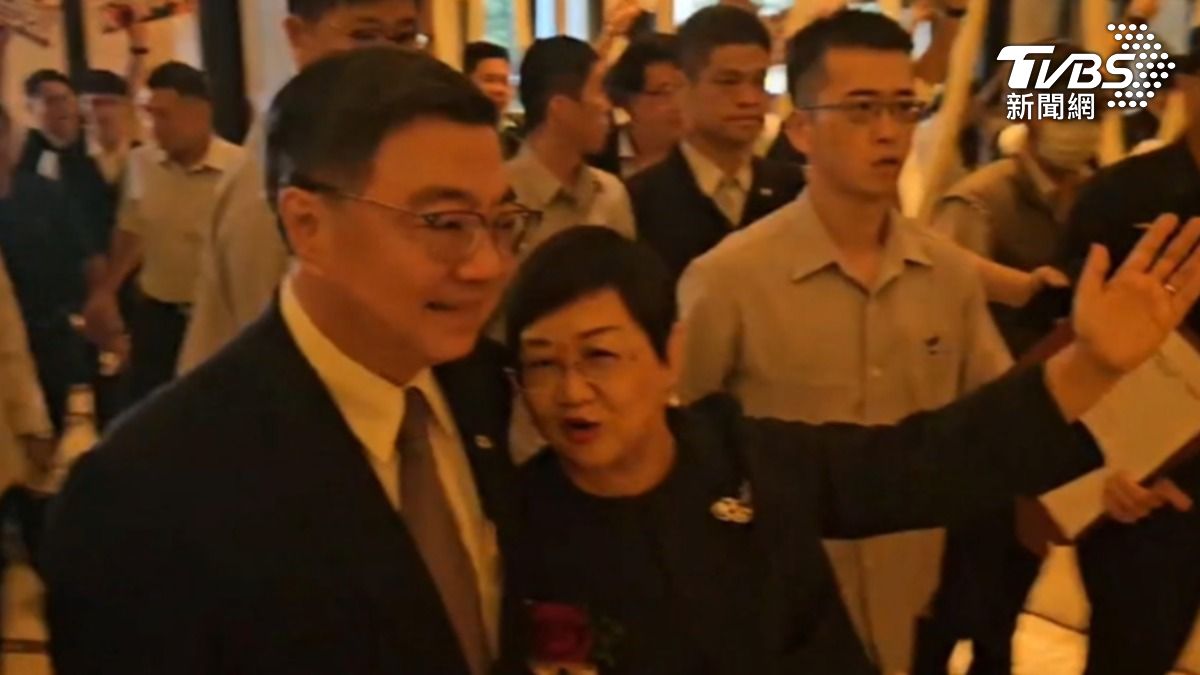 卓榮泰前往台中出席活動,遭國民黨議員參選人近身舉牌高呼下台負責。(圖/TVBS)
